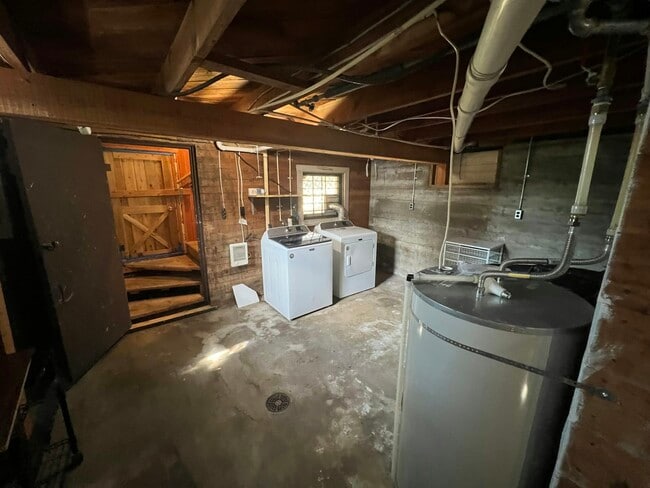 Building Photo - 1613 Hillcrest Dr