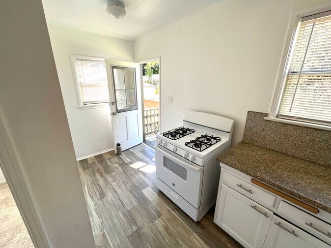 Building Photo - 618 W 26th St