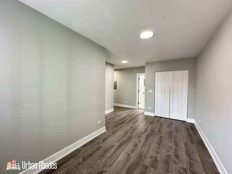 Building Photo - 503 W Belmont Ave