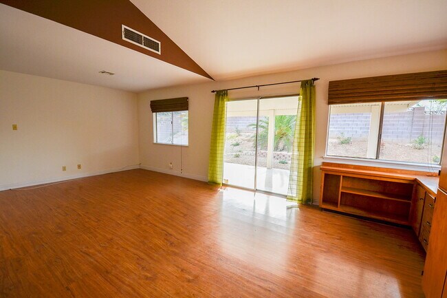 Building Photo - "Charming 3-Bed, 2-Bath Gem in the Heart of Las Vegas - 1311 Sq Ft of Comfort!"