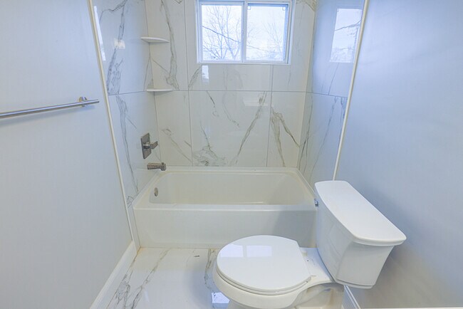 Building Photo - 3 Bedroom home Parkville with Parking