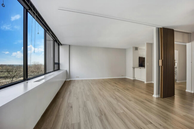 Building Photo - 2800 N Lake Shore Dr