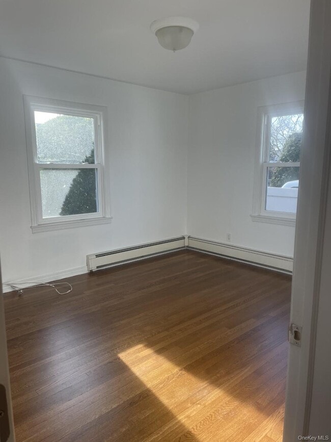 Building Photo - 1016 Oaks Dr