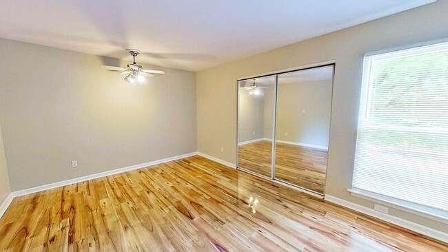 Building Photo - 1605 Merry Oaks Rd