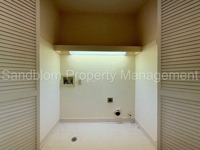 Building Photo - For Lease | South Tulsa - Townhouse | $150...