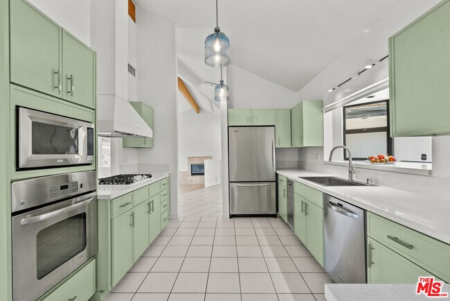 Building Photo - 3665 Alta Mesa Dr
