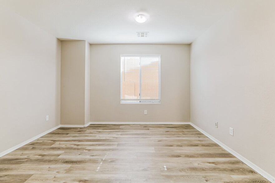 Building Photo - 1505 E Lakeview Dr