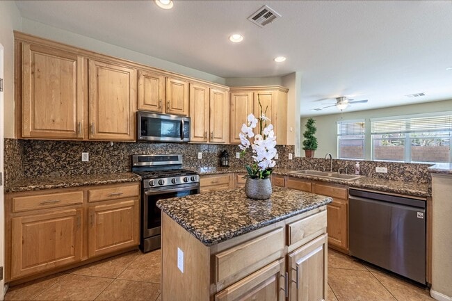 Building Photo - Southwest 5 bd 3 full bath with 2 car gara...