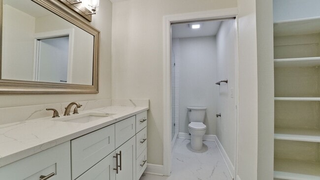 Building Photo - 542 Lakeside Dr