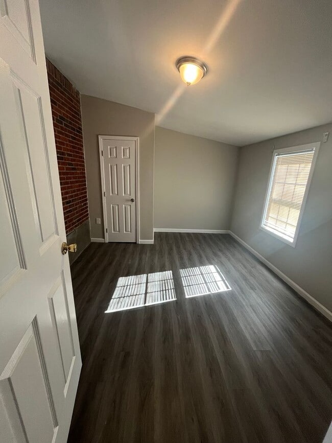 Building Photo - Newly Renovated House on a quiet Street