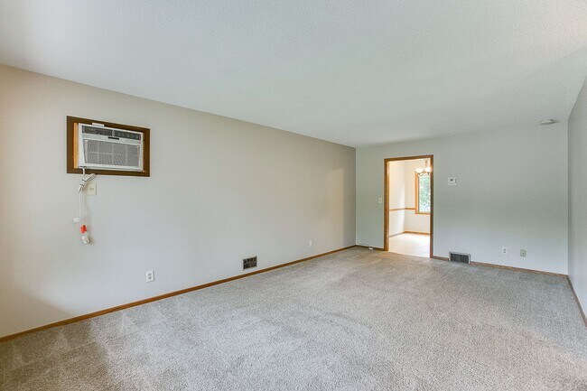 Building Photo - Updated 3 Bedroom Duplex in Battle Creek