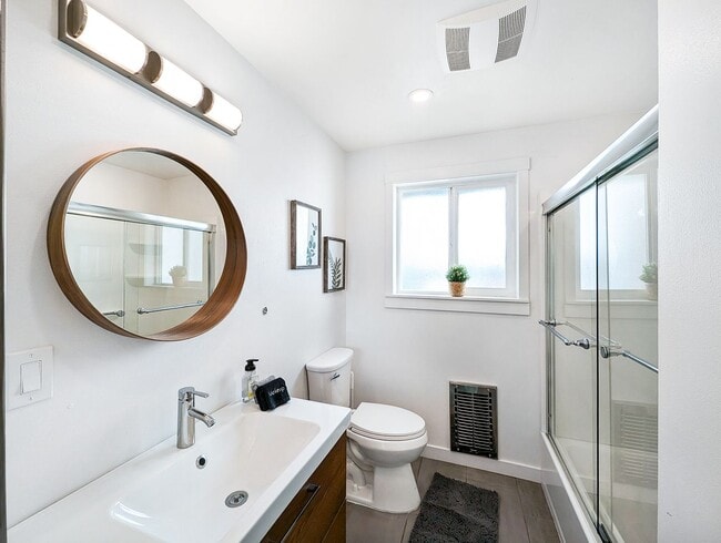 Building Photo - Discover Your Dream Home in a Quiet Seattle Oasis!