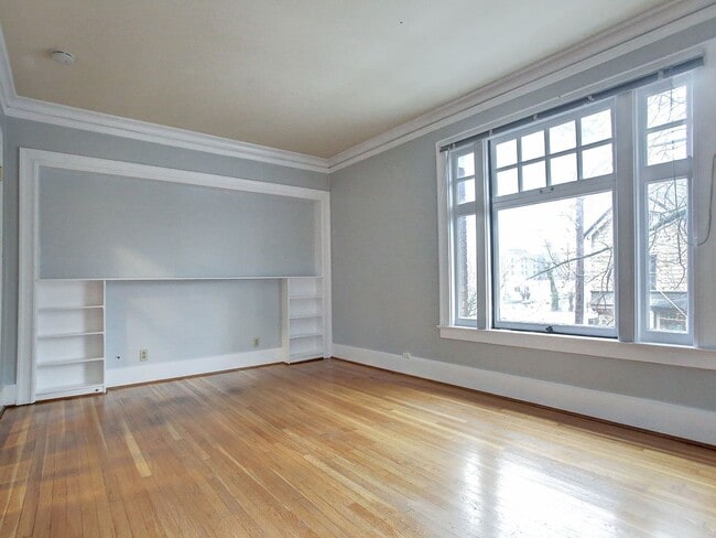 Building Photo - **1/2 OFF 1ST MONTH'S RENT PROMO**Beautifu...