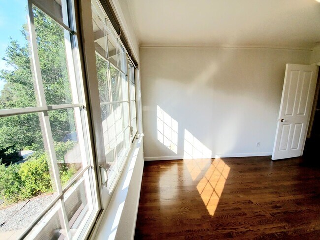 Building Photo - 2745 Summit Dr