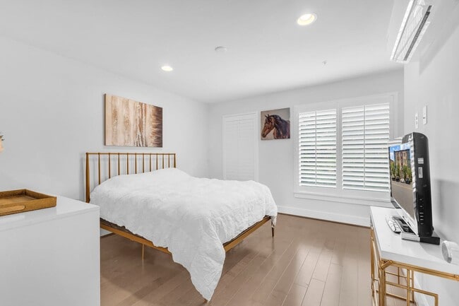 Building Photo - Modern 4-Level Townhome with Rooftop Terrace & Indoor/Outdoor Fireplace Near Old Town