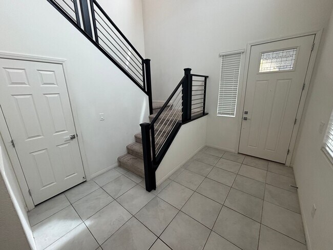 Building Photo - Beautiful 5-Bedroom, 4.5-Bath Home with St...