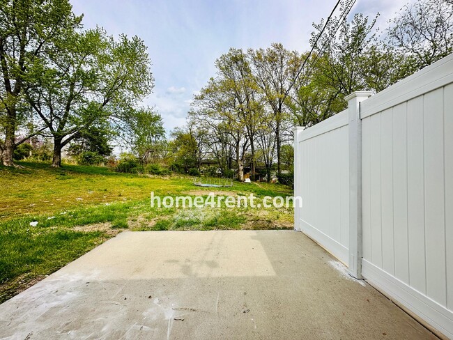 Building Photo - Adorable Duplex Home in KCK w/ Stainless S...