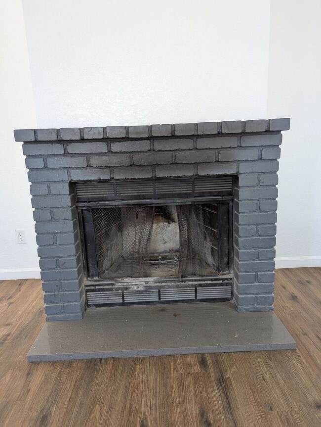 Building Photo - Spacious 3 Bedroom 2 Bath Home Available F...