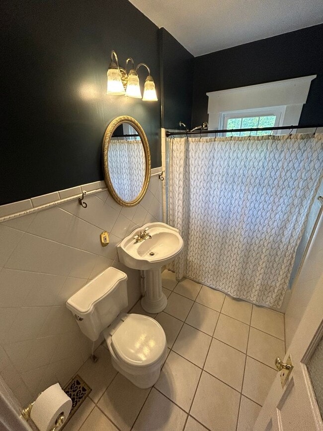 Building Photo - Charming 3-bedroom, 2.5-bathroom home loca...