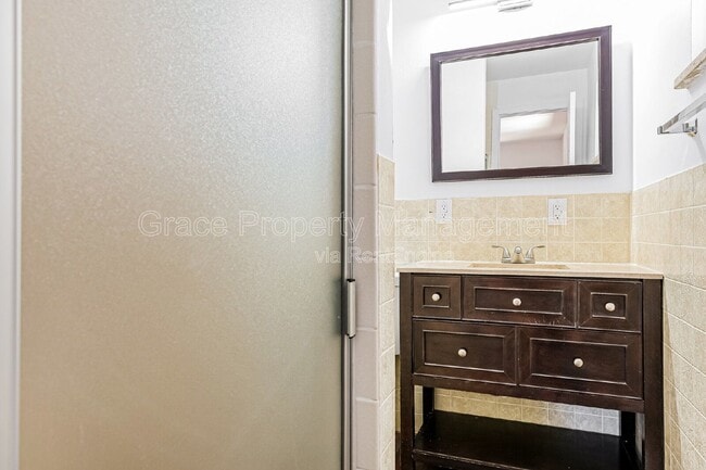 Building Photo - 287 Troy St