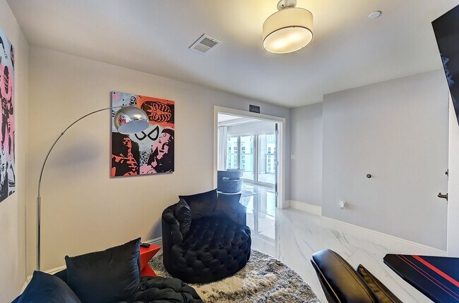 Building Photo - Modern High End Luxury Condo in Uptown Charlotte