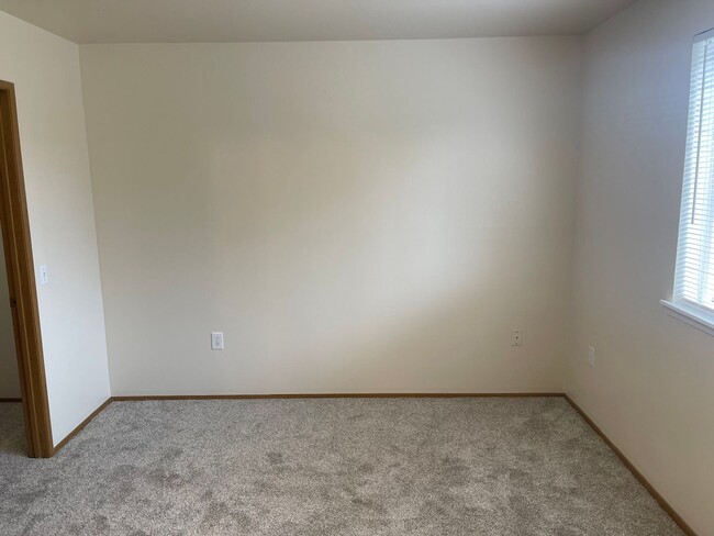 Building Photo - Spacious 2BD/1.5BTH Townhome for Rent in L...