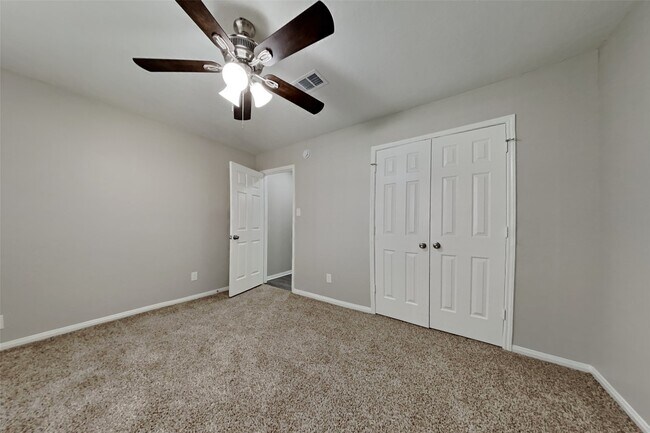 Building Photo - 2606 Spring Chase Dr
