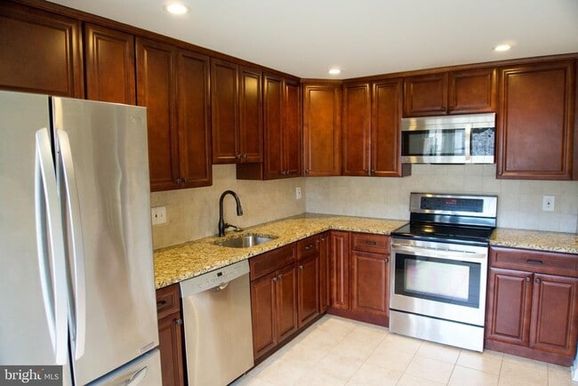 Building Photo - 7341 Crestleigh Cir
