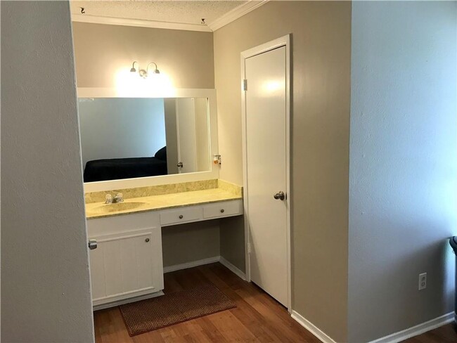 Building Photo - 5 Bedroom 3 Full Baths on the Southside