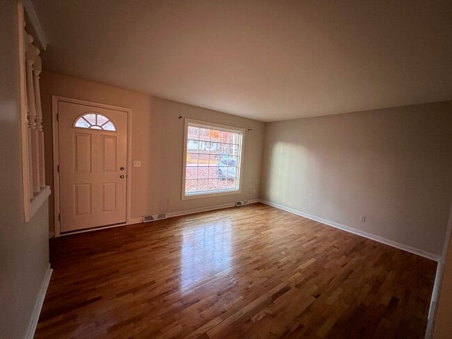 Building Photo - 4 bedroom home in Lowell Schools!