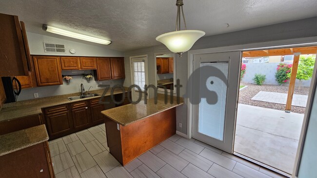 Building Photo - Wonderful home, convenient location