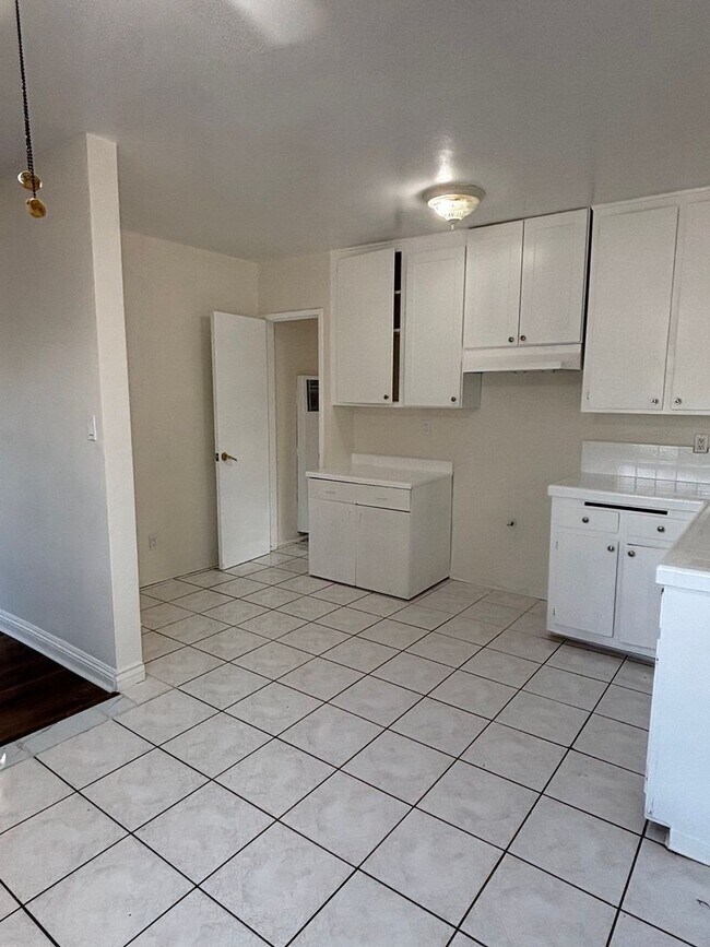 Building Photo - Spacious 3 bedroom available now!