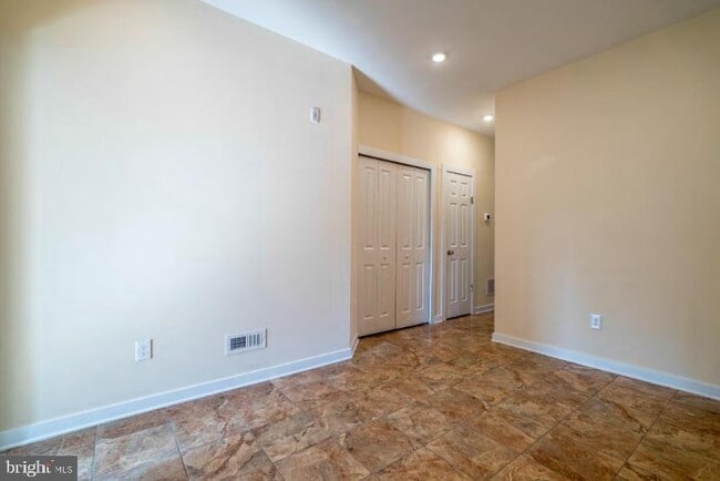 Building Photo - 2227 N Park Ave