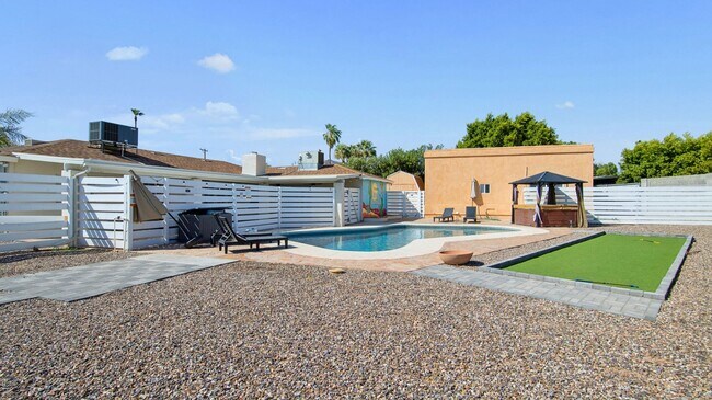 Building Photo - 2929 N 55th Pl