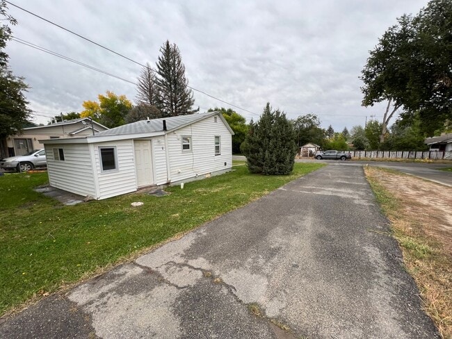 Building Photo - 1-2 Bedroom 1 Bath House with Garage, Newl...