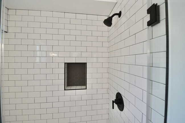 Building Photo - 4565 Hazeltine Ave