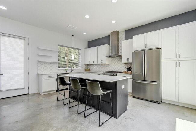 Building Photo - 739 Gunter St