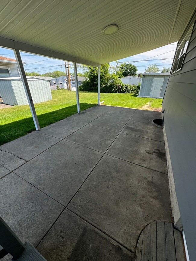 Building Photo - THREE BEDROOM TWIN