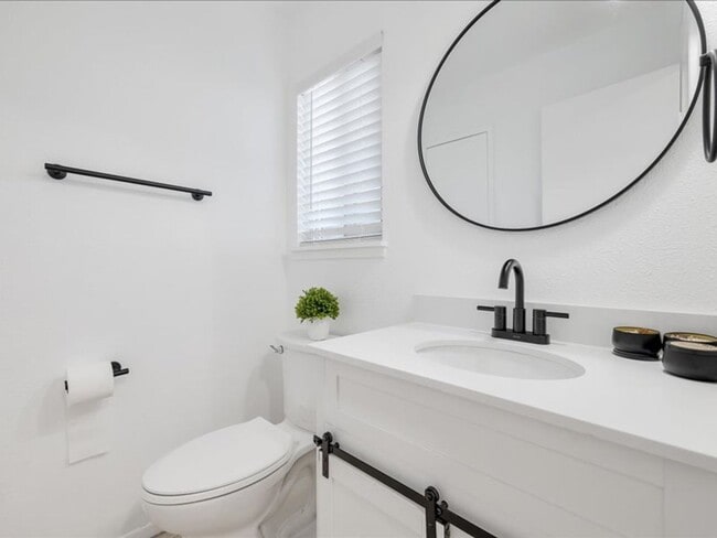 Building Photo - Beautifully upgraded 2 bedroom 2 story tow...