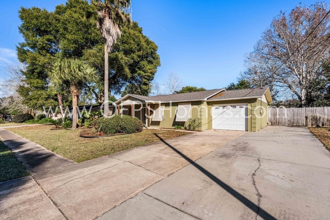 Building Photo - AVAILABLE NOW... 3/2 in Destin!!