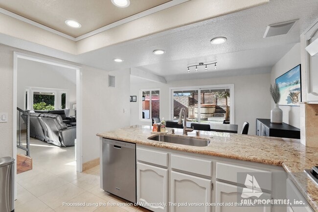 Building Photo - Beach Townhome Vacation Rental with two car garage!