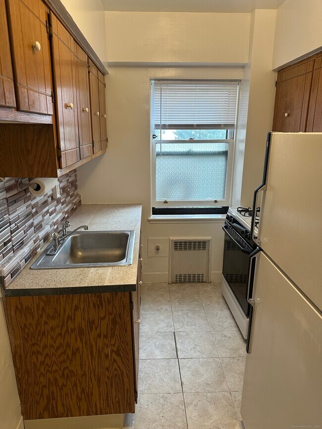 Building Photo - 230 Farmington Ave