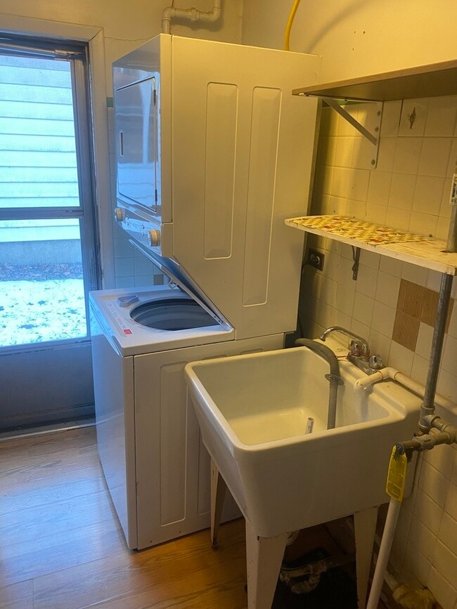 Building Photo - 156 Park Pl