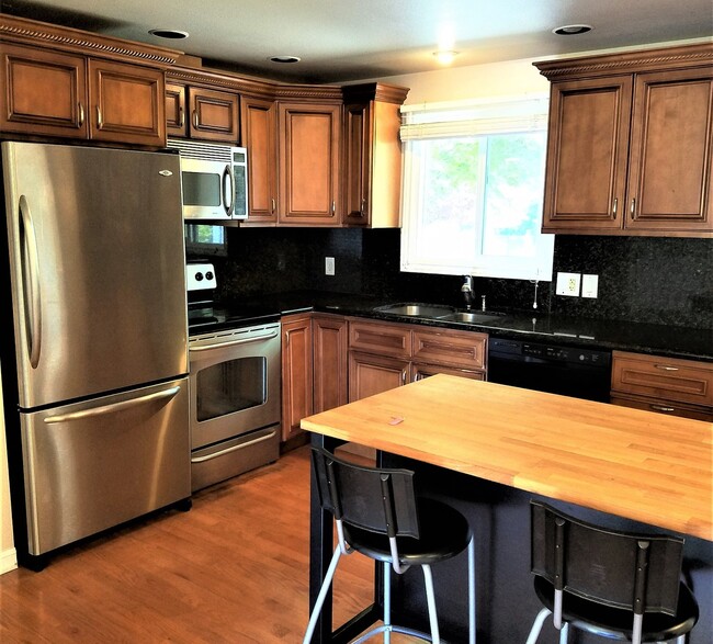 Building Photo - Gorgeous well maintained 4 bed house avail...
