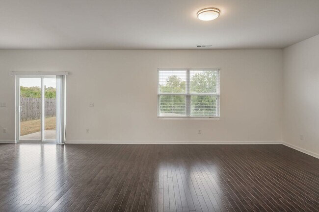 Building Photo - Beautiful 4bd 2.5ba home with Community Am...