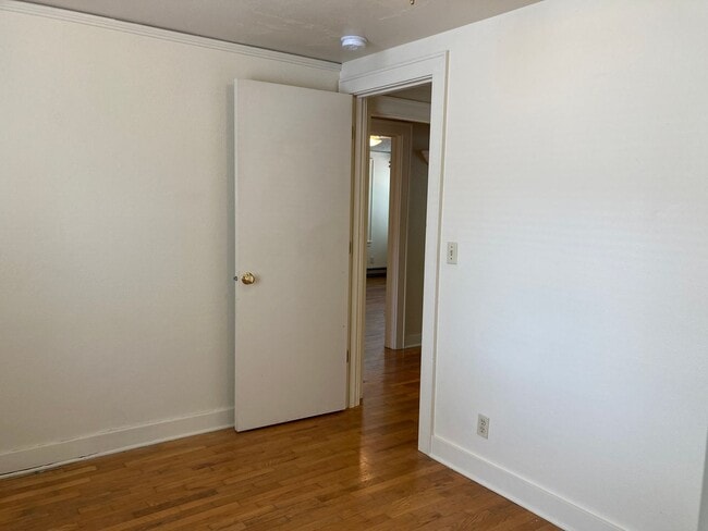 Building Photo - Campus House ~ 3 bedroom, 2 bath