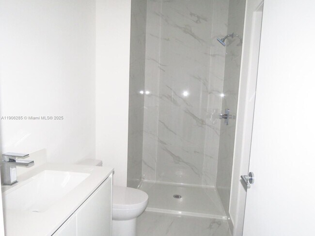 Building Photo - 700 NE 24th St