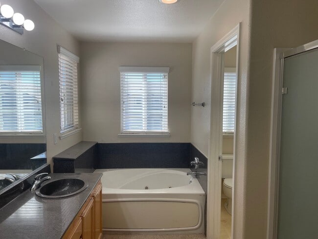 Building Photo - 2733 Sunflower Cir
