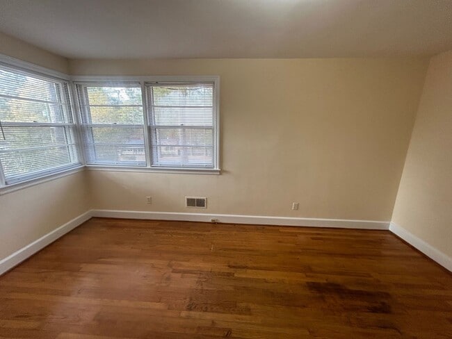 Building Photo - 4534 Oakwood Dr