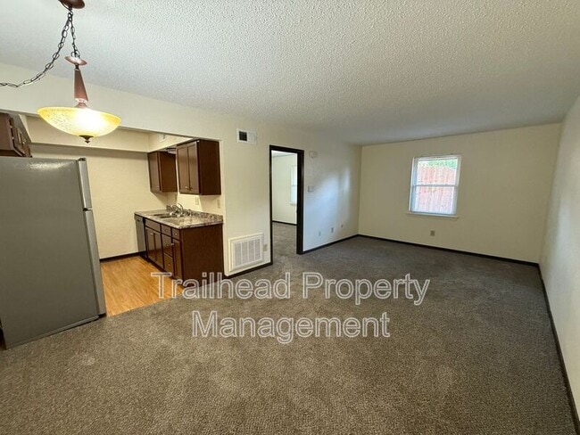 Primary Photo - 816 E Walnut St